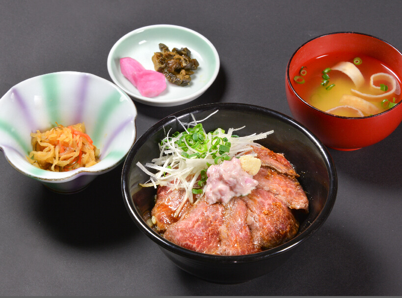 米沢牛ローストビーフ丼 ￥2,160（税抜）